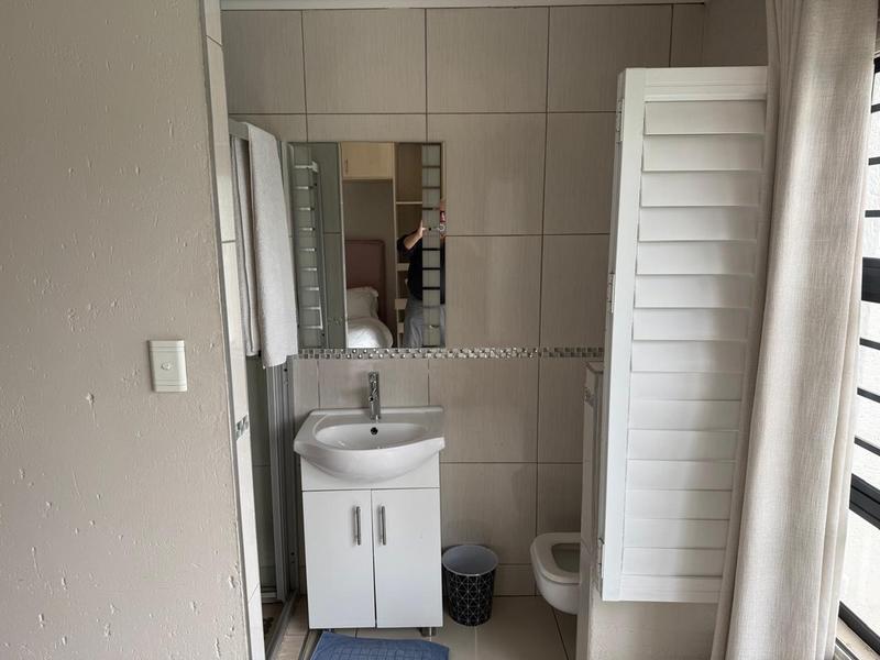 Compact en-suite shower